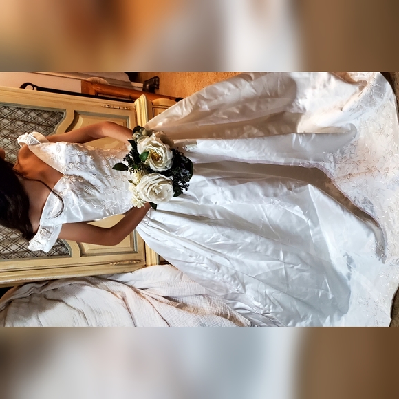 Vintage Off the shoulders Spanish Style Wedding dress - Picture 14 of 17